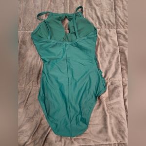 New w/o tags Ellen Tracy one piece swim suit size 6